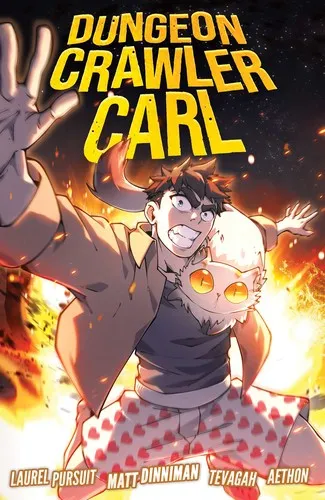 Okładka książkowego wydania webkomiksu Dungeon Crawler Carl, tom 1: komiksowy Carl w bokserkach w serduszka na tle płomieni, obok biały kot ze świecącymi oczami