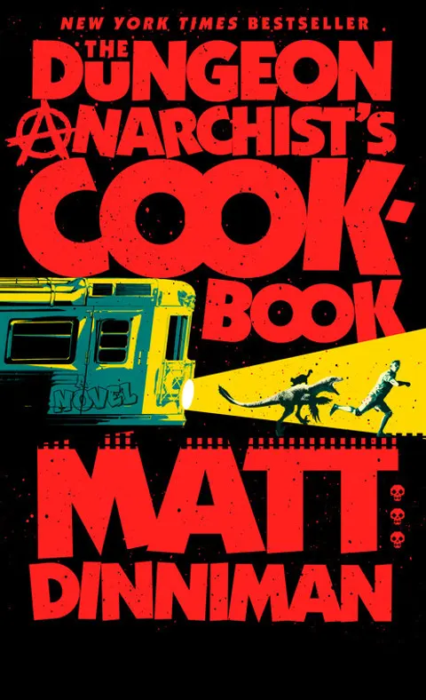 Okładka angielskiego wydania Ace: czerwony napis THE DUNGEON ANARCHIST'S COOKBOOK na czarnym tle, wagon metra, w którego świetle biegną człowiek i stworzenie