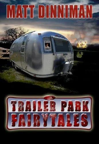 Okładka zbioru Trailer Park Fairy Tales: srebrna przyczepa kempingowa pod burzowym niebem z pomarańczową łuną, obok bezlistne drzewo, w oddali ogień; tytuł błyszczącymi czerwonymi literami