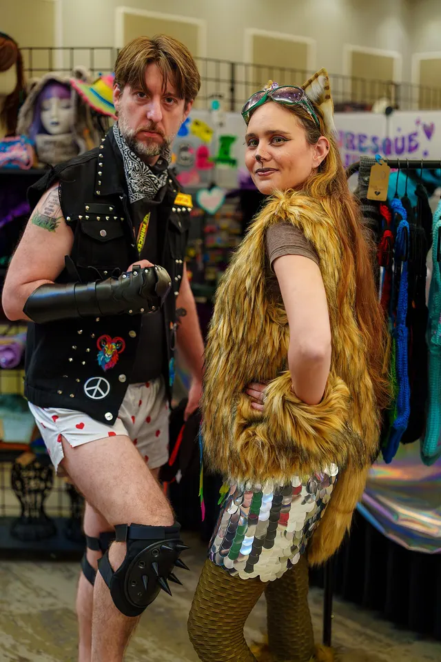 Cosplayerzy przebrani za Carla i Królewnę Pączuś na konwencie RavenCon 2026