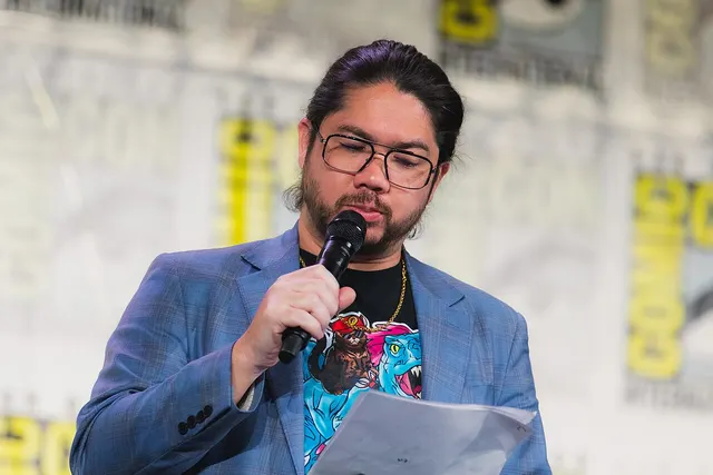 Jeff Hays mówi do mikrofonu na panelu San Diego Comic-Con 2026